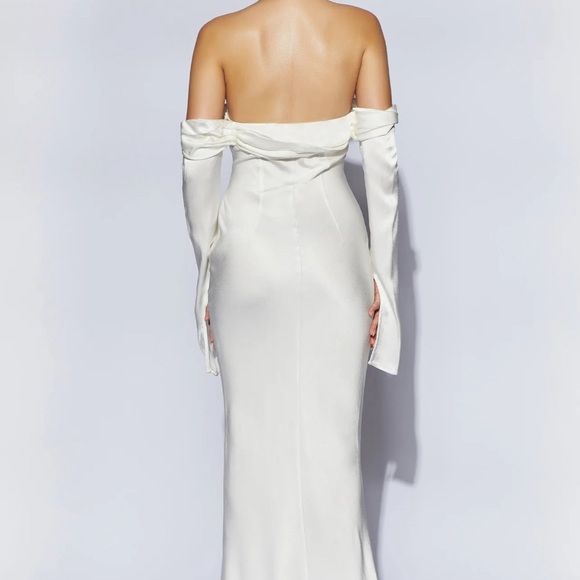 MESHKI GISELLE
Off Shoulder Cowl Neck Maxi Dress - White - Picture 3 of 5